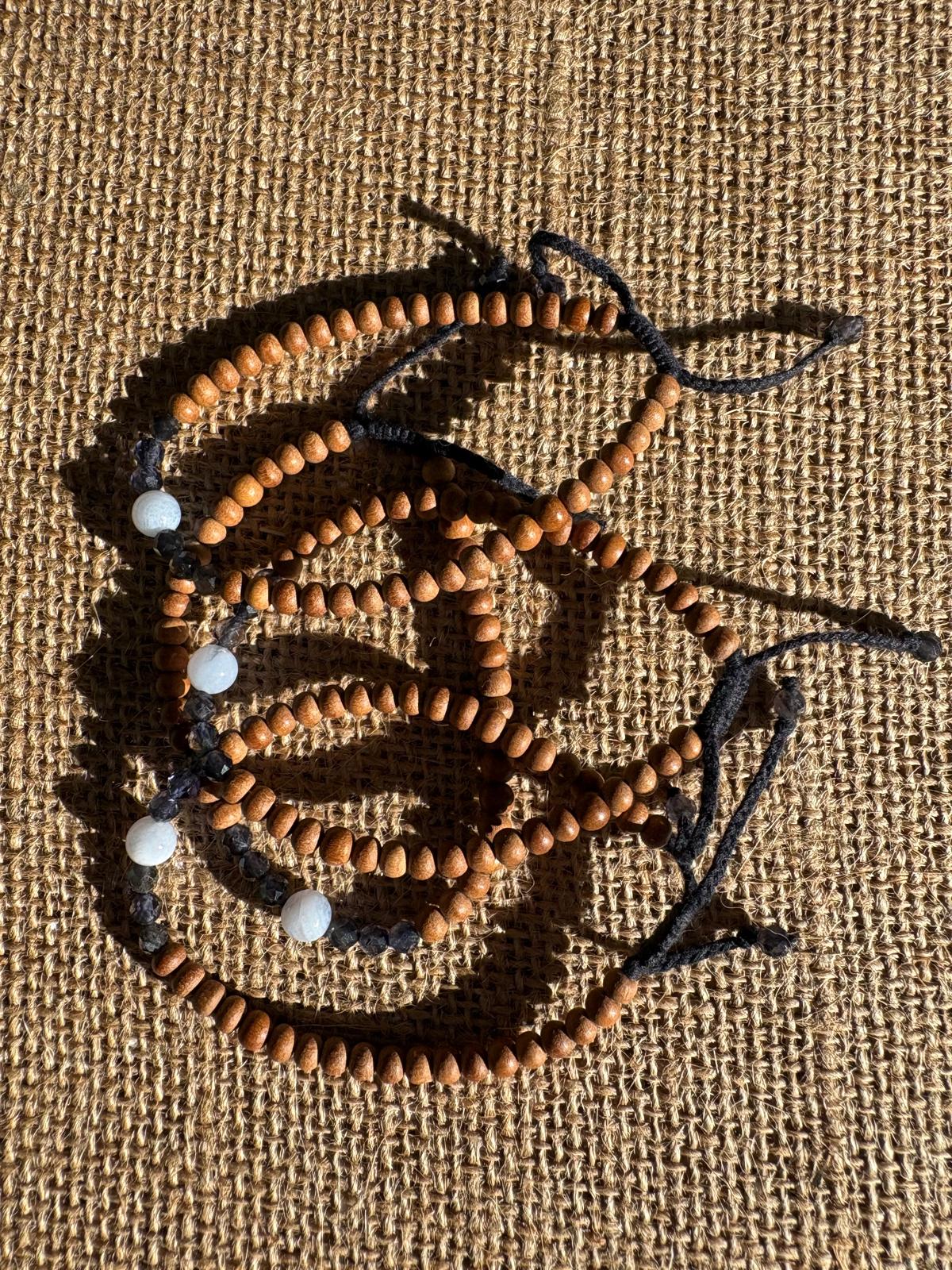 bracelet calcédoine & bois de santal