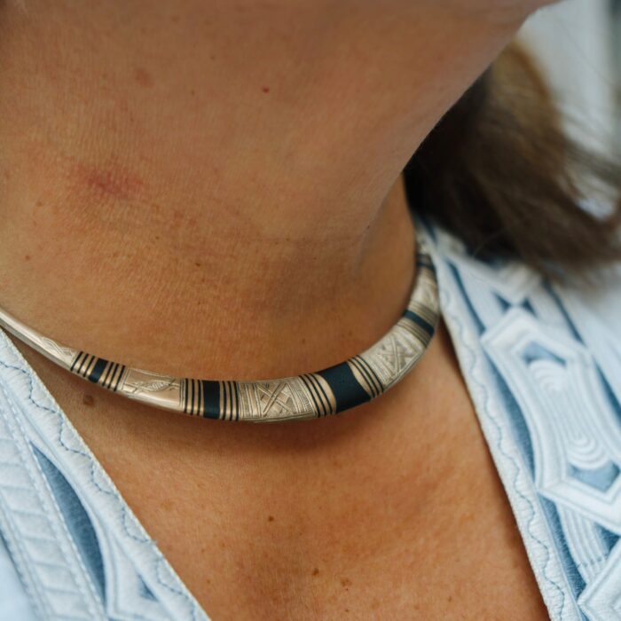 tour de cou en argent & Ébène artisanat touareg