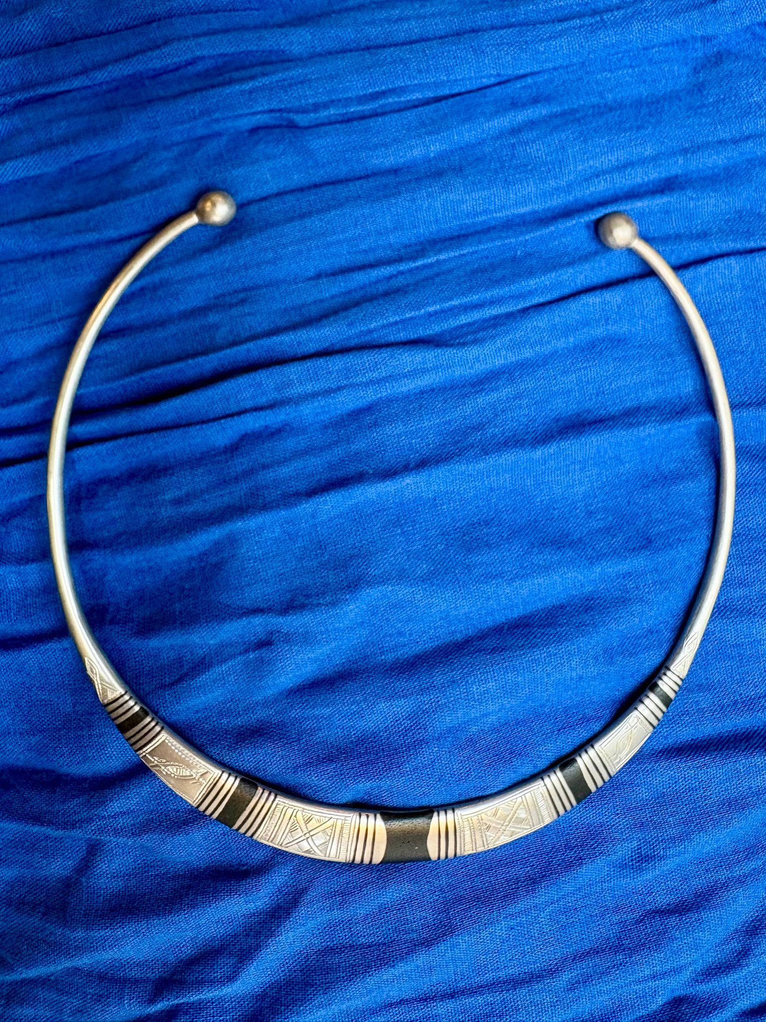 tour de cou en argent & Ébène artisanat touareg