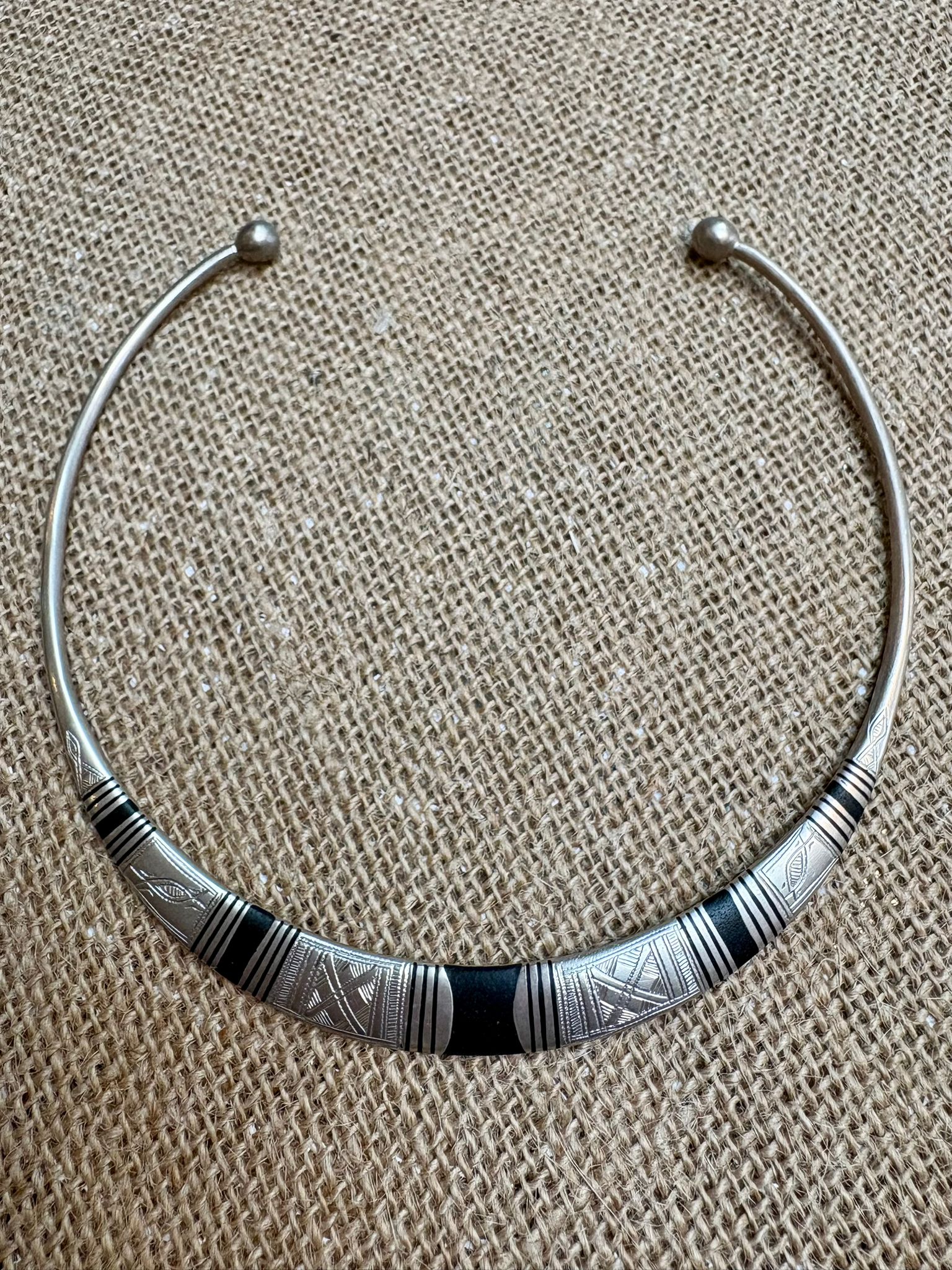 tour de cou en argent & Ébène artisanat touareg