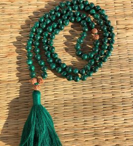 Collier mala 108 perles en malachite naturelle, orné d’un pompon vert profond, symbole d’équilibre émotionnel et d’harmonie intérieure. Confection artisanale inspirée des traditions spirituelles indiennes.