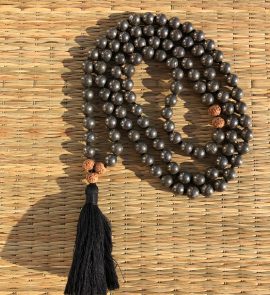 Collier mala 108 perles en pyrite naturelle, orné d’un pompon noir, symbole de force intérieure et de connexion spirituelle. Ce mala agit comme un bouclier énergétique favorisant l’équilibre des Chakras de la Gorge et du Troisième Œil.